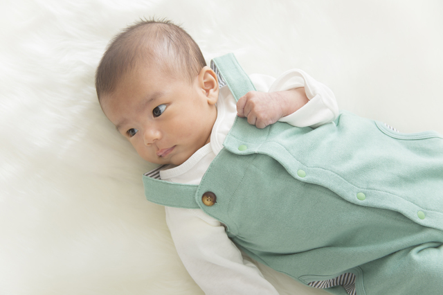 ベビー服を着る赤ちゃん,出産祝い,男の子,