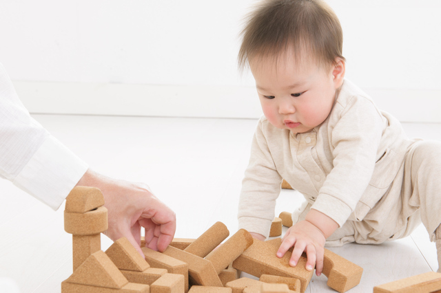 つみきで遊ぶ赤ちゃん,出産祝い,男の子,