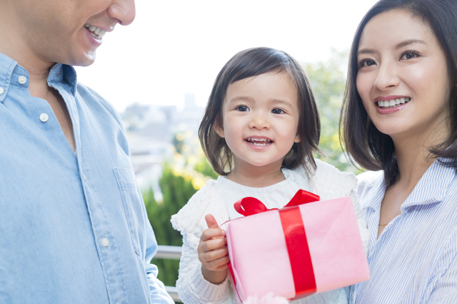 プレゼントをもらう子ども,出産祝い,カタログギフト,