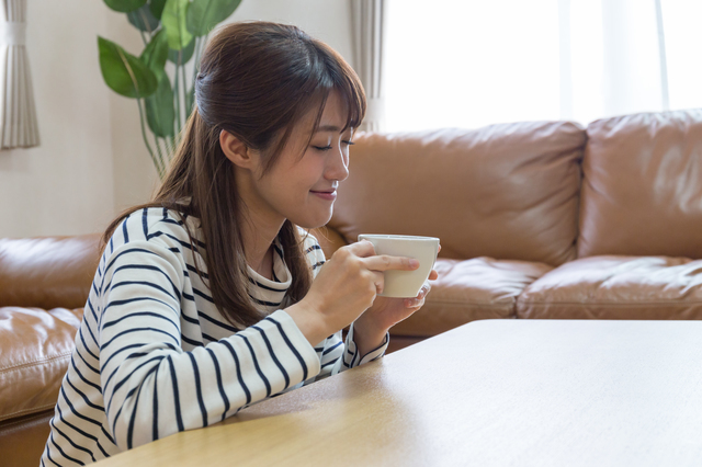 ハーブティーでリラックスするママ,出産祝い,ママ,