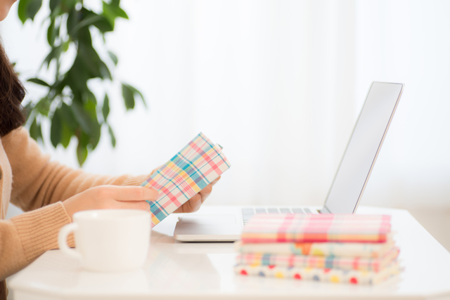 読書をする女性,出産祝い,ママ,