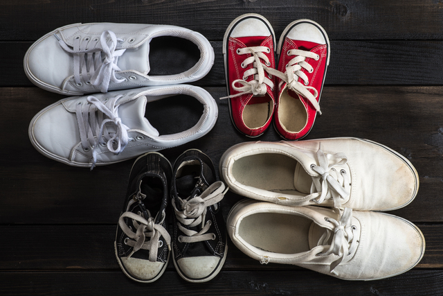 色々なサイズのスニーカー,子ども,靴,