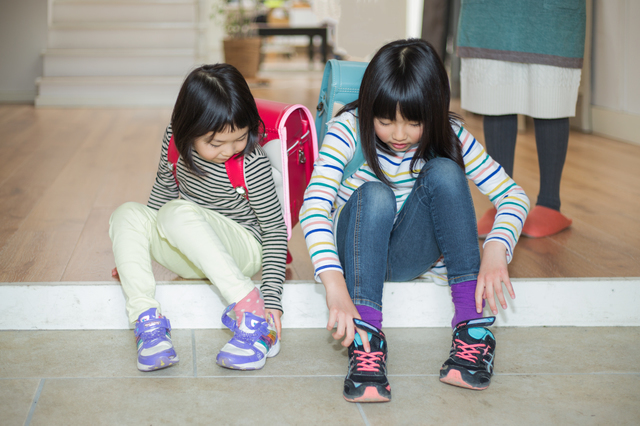 靴を履く小学生,子ども,靴,