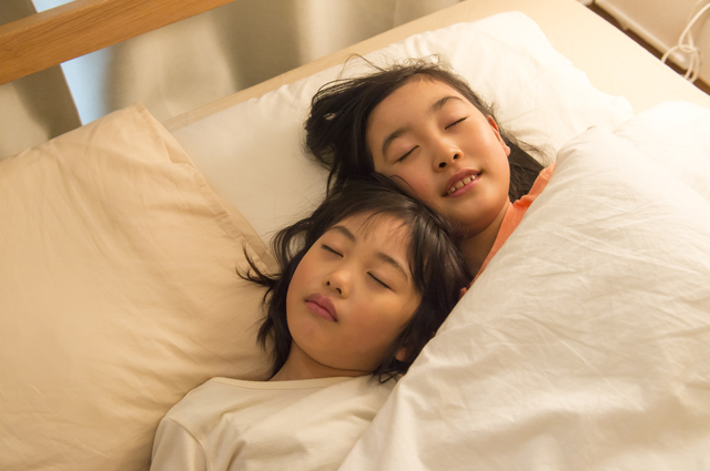 ベッドで眠る姉妹,乳歯,保存,ケース