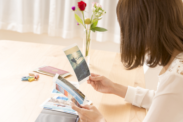 写真を見る女性,乳歯,保存,ケース