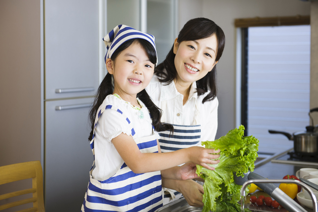 調理をする親子,離乳食,ピーマン,