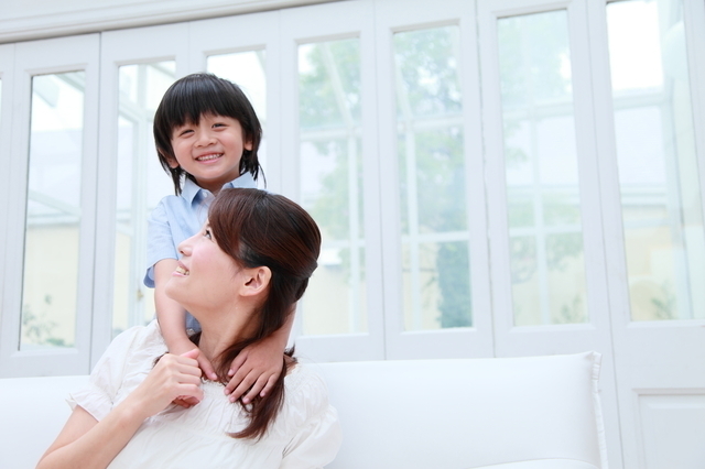 抱きしめている,