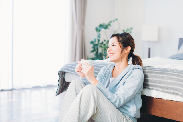カフェインを飲む女性,ほうじ茶カフェイン,