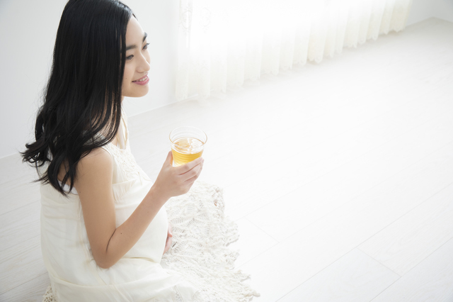 お茶を飲む妊婦さん,ほうじ茶カフェイン,
