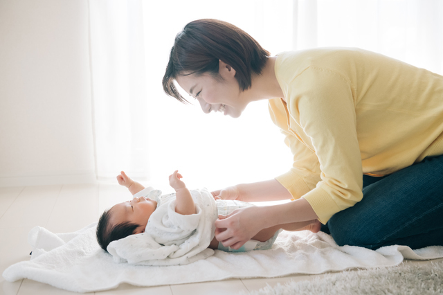 おむつ替えをされる赤ちゃん,おむつ,