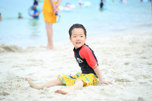 海水浴する子ども,赤ちゃん,水着,
