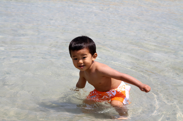 水遊びする男の子,赤ちゃん,水着,