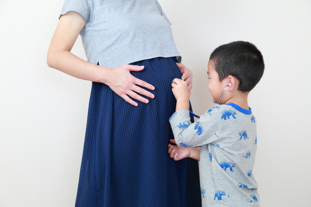 お腹に話しかける上の子,妊娠,伝え方,
