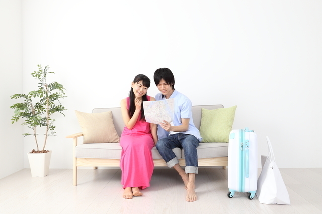 旅行の計画を立てる夫婦,妊娠,旅行,いつまで