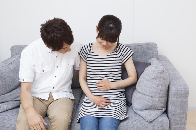 お腹を見るパパとママ,妊娠中,タバコ,影響