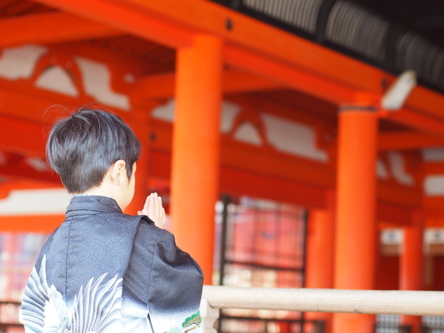 七五三のお参りをする男の子,七五三,男の子,