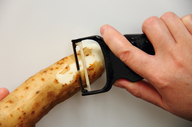 山芋の皮をむいている,長芋,離乳食,
