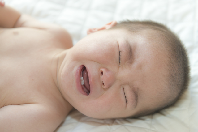 裸で泣く赤ちゃん,赤ちゃん,一人,お風呂