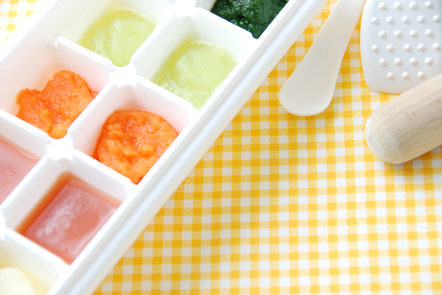 製氷器に入った離乳食,離乳食,りんご,