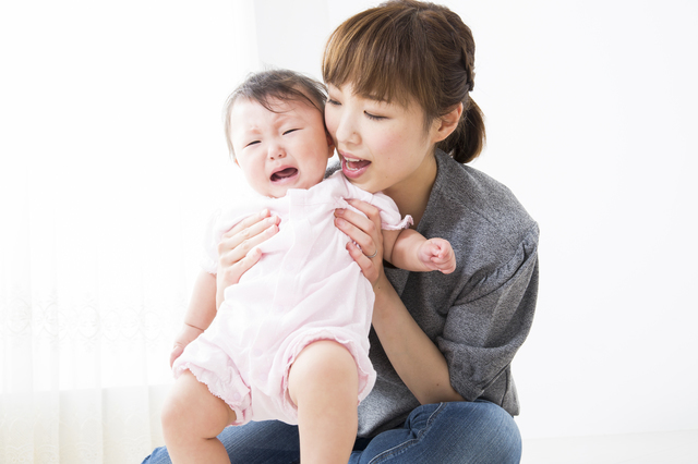 泣く赤ちゃんをあやすママ,人見知り,いつから,