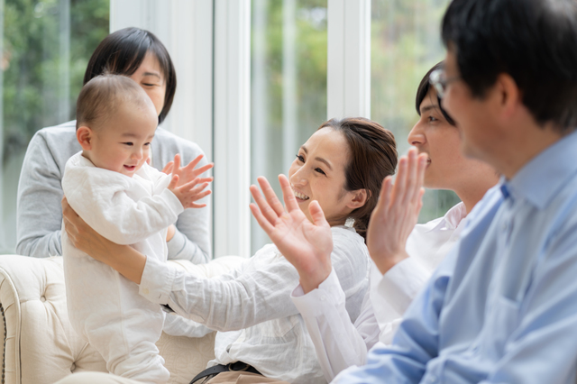 あやされて笑う赤ちゃん,人見知り,いつから,