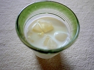 氷を浮かべて★リンゴ酢牛乳,りんご酢,おいしい,飲み方