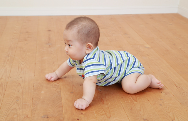 ハイハイする赤ちゃん,ベビーゲージ,ベビーゲート,おすすめ
