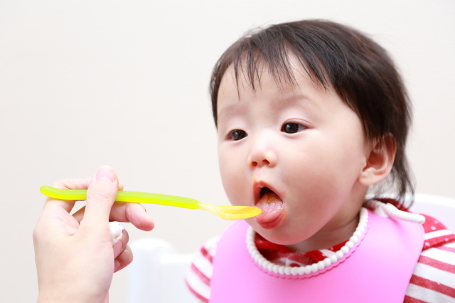 離乳食を食べる赤ちゃん,離乳食,初期,大根