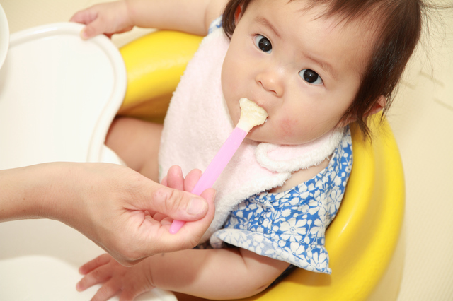 離乳食を食べている赤ちゃん,離乳食,冷凍,容器