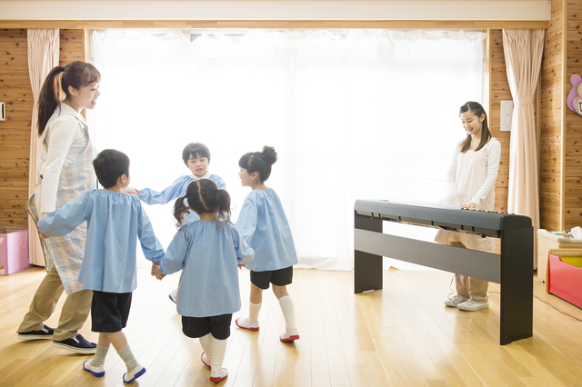 幼稚園でリトミックをする子どもたち,リトミックとは?,