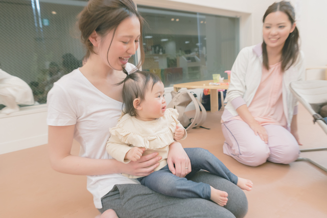 ママとリトミックをする赤ちゃん,リトミックとは?,