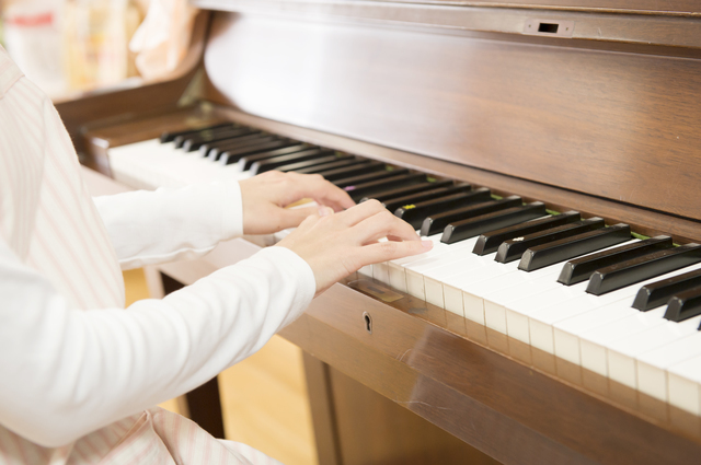 ピアノを弾く先生,リトミックとは?,