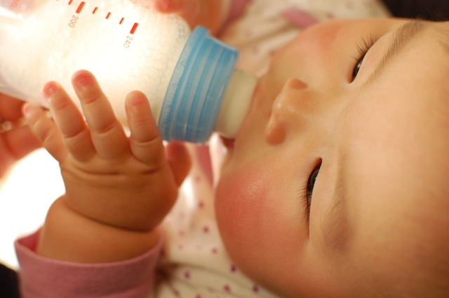ミルク飲む赤ちゃん,マザーズバッグ,選び方,おすすめ