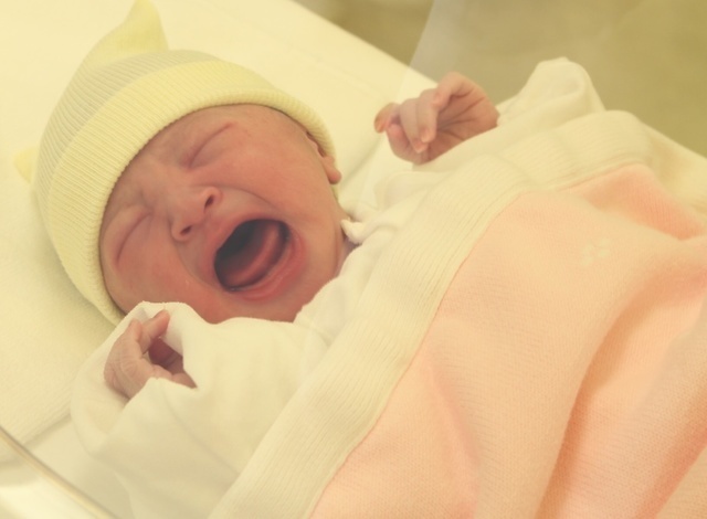 新生児泣く,泣き止まない,赤ちゃん,あやし方