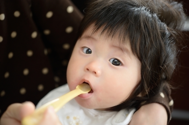 離乳食を食べる子ども,離乳食,じゃがいも,