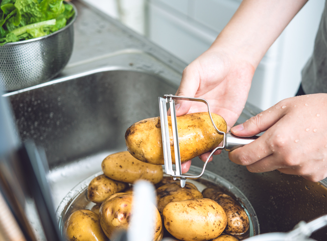 じゃがいもの皮むき,離乳食,じゃがいも,