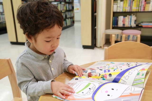 1人で絵本を読む子ども,絵本,おすすめ,4歳