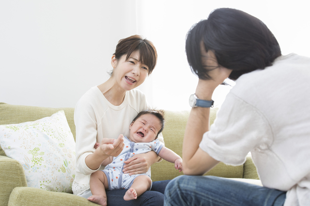 子どもと喧嘩する夫婦,夫婦喧嘩,