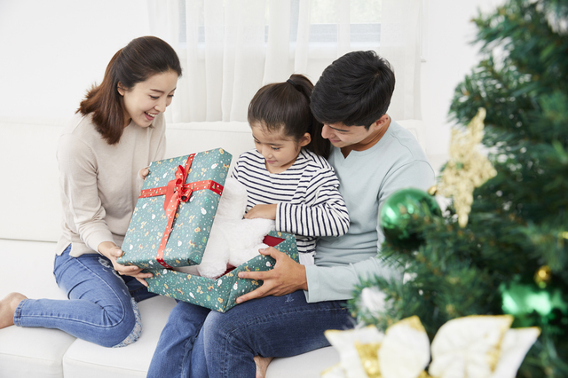 クリスマスプレゼントをあける女の子,クリスマス,プレゼント,2019