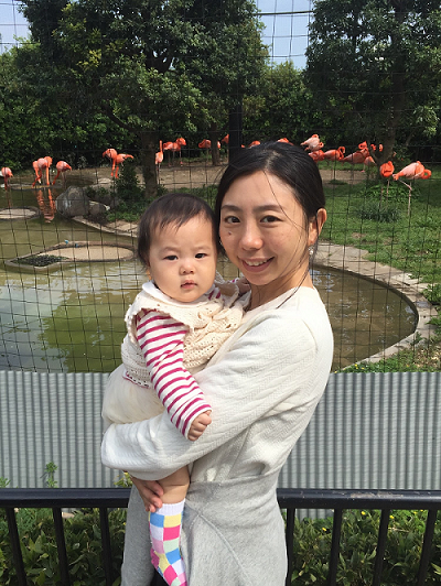 フラミンゴと記念撮影するママと赤ちゃん,上野動物園,