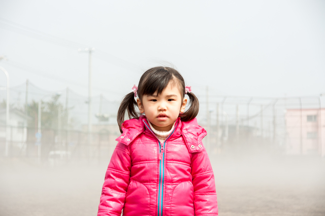 ダウンジャケットを着た女の子,キッズ,アウター,