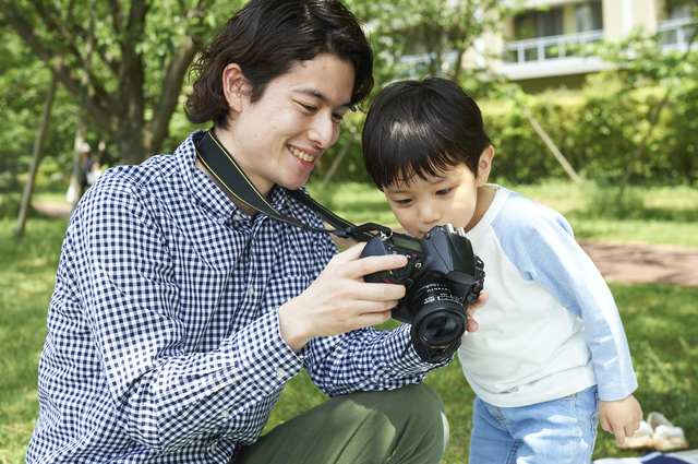 写真撮影をする親子,デジタルカメラ,おすすめ,