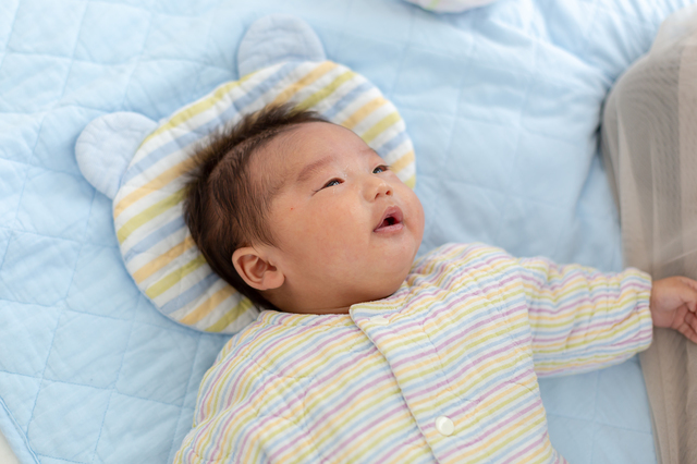 枕を使って寝る赤ちゃん,赤ちゃん,枕,