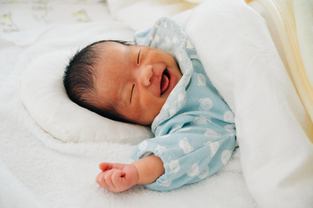 赤ちゃん枕で寝る赤ちゃん,赤ちゃん,枕,