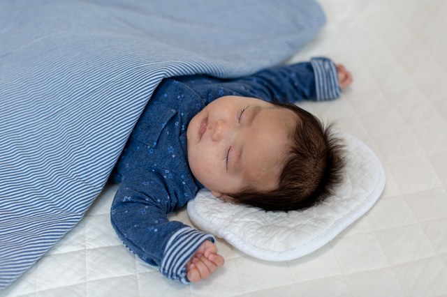 眠る赤ちゃん,赤ちゃん,枕,