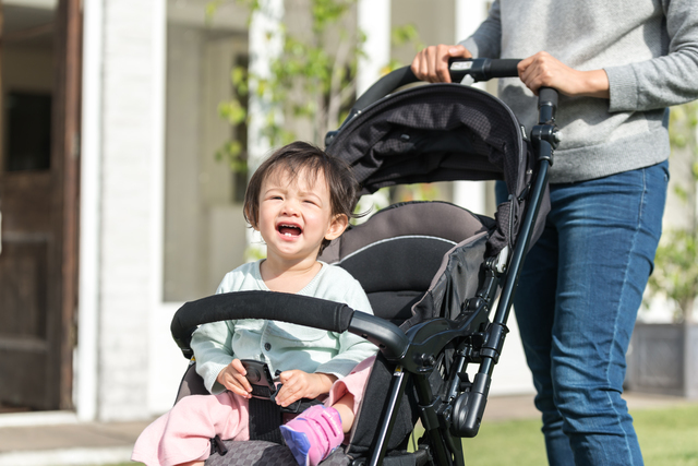 ベビーカーで泣いている子ども,ベビーカー,シート,クッション