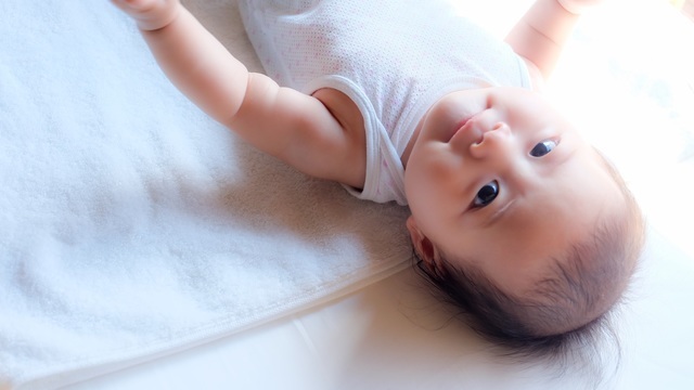 赤ちゃん仰向け笑顔,ロンパース,赤ちゃん,着せ方