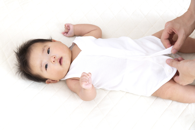 ロンパースを着せてもらう赤ちゃん,ロンパース,赤ちゃん,着せ方