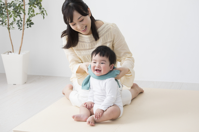 ロンパースにお着換えをする赤ちゃん,ロンパース,赤ちゃん,着せ方