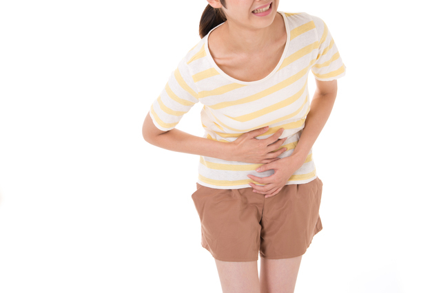 お腹を押さえる女性,妊娠,初期,腹痛